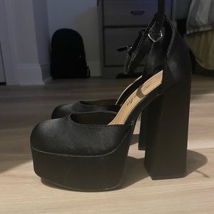 Black Closed Toe Platform Chunky Heels